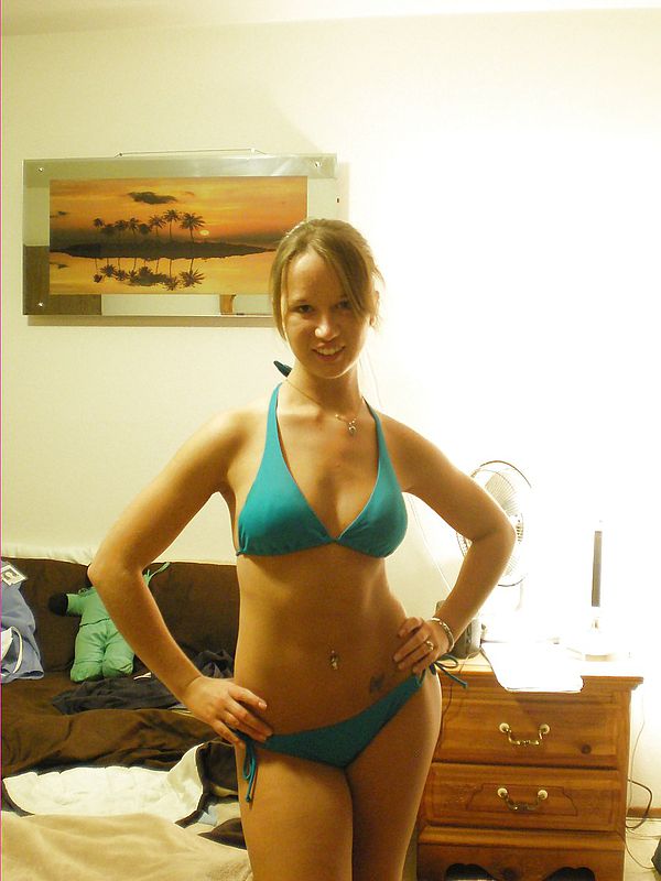 Sexy amateur teen in bikini enjoys selfshooting herself