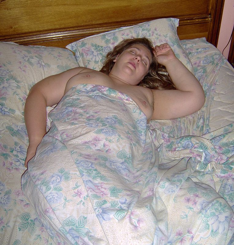 Голая толстушка спит на кровате фото
