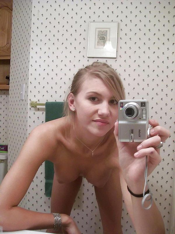 Sexy teen amateur naked selfshot in the mirror