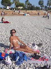 Photo 7, Topless gf at beach