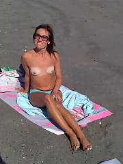 Photo 3, Topless gf at beach